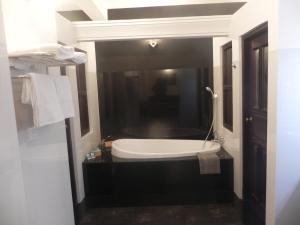 a bathroom with a black and white bath tub at Amanda Beach Villas in Unawatuna +33 photos