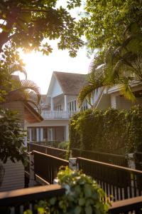 ein weißes Haus mit einem Zaun davor in der Unterkunft The Vintage Hotel KhaoYai in Nong Nam Daeng