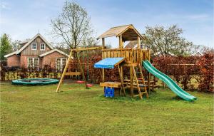 une aire de jeux avec toboggan et structure de jeu dans l'établissement Nice Home In Hoge Hexel With Kitchen, à Hoge-Hexel