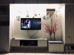 sala de estar con TV de pantalla plana en la pared en Duplex Axis Condo @Ampang nearby KLCC., en Ampang