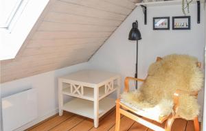 セビーにあるStunning Home In Sby With 3 Bedrooms And Wifiの椅子とテーブル付きの部屋