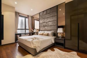 1 dormitorio con 1 cama grande y pared de ladrillo en 8 Kia Peng Residences by Times 8 en Kuala Lumpur