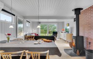 Posezení v ubytování Stunning Home In Assens With Kitchen