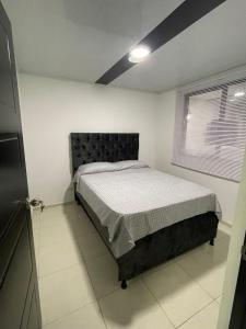 サレントにあるLa Casita de Chuchoの窓のある部屋にベッドがある寝室
