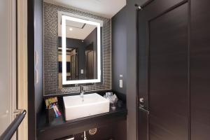 uma casa de banho com um lavatório e um espelho em HOTEL REFRAIN em Tóquio