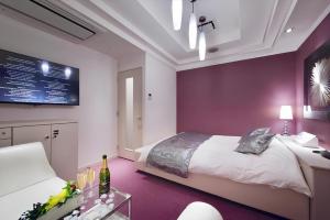 東京にあるHOTEL REFRAINのベッドルーム(ベッド1台、テーブル、テレビ付)
