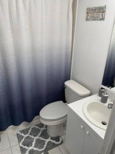 Bilik mandi di Modern one bedroom apartment +20 gambar