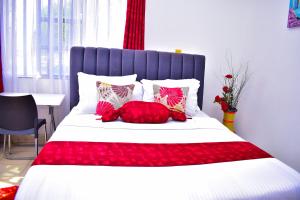 Un pat sau paturi într-o cameră la Rozy Penthouse