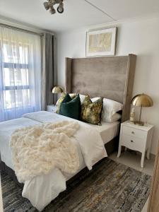 1 dormitorio con 1 cama grande con manta peluda en M Luxury Home In Irene Centurion-No Blackouts, en Centurion