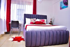 Un pat sau paturi într-o cameră la Rozy Penthouse
