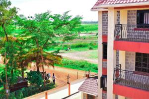 Blick auf einen Park von einem Gebäude aus in der Unterkunft Rozy Penthouse in Kisumu