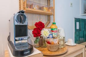 una encimera de cocina con licuadora y flores. en L'instant Bornéo Superbe appartement avec jacuzzi, en Liancourt