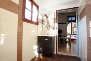 een badkamer met een wastafel en een spiegel bij Traditional Apartments Alexandra in Meyisti