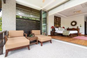 een woonkamer met een bed en een slaapkamer bij Villa Luxe - Ultra Luxury 4 Bedroom in Koh Samui  +40 foto's