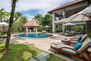 een buitenaanzicht van een villa met zwembad bij Villa Luxe - Ultra Luxury 4 Bedroom in Koh Samui 
