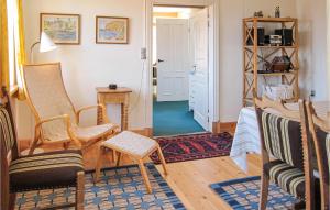 Uma área de estar em Cozy Home In Allinge With Kitchen