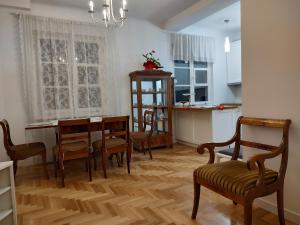 ワルシャワにあるApartament przy Starym Mieścieのダイニングルーム(テーブル、椅子付)、キッチン