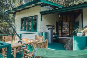 una casa con una hamaca delante en Leela Garden Resort en Ban Nok