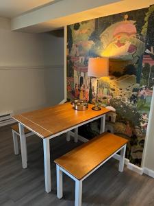 een tafel en bank in een kamer met een schilderij bij A Gem in the Emerald City: For Business and Travel in Seattle