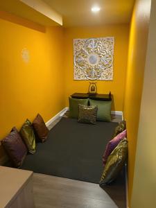 een kamer met een bed met kleurrijke kussens erop bij A Gem in the Emerald City: For Business and Travel in Seattle