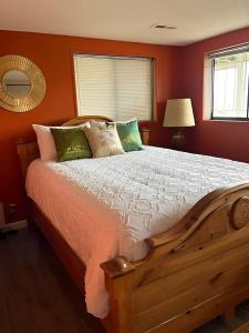een slaapkamer met een groot bed met oranje muren bij A Gem in the Emerald City: For Business and Travel in Seattle