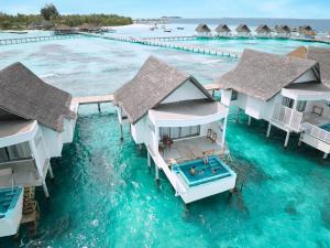 Centara Grand Island Resort & Spa في Machchafushi: اطلالة جوية على منتجع في الماء