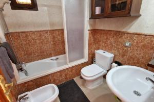 łazienka z toaletą, umywalką i wanną w obiekcie Great 2bedrooms apartment in Costa del Silencio w mieście Costa Del Silencio
