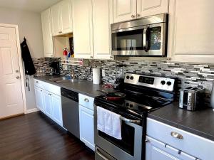 een keuken met witte kasten en een zwarte oven bij My Castle in San Marcos in San Marcos