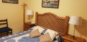 トレビエハにあるApartamento Torreviejaのベッドルーム1室(壁に十字架付きのベッド1台付)
