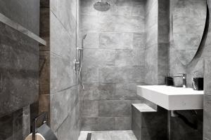 y baño con lavabo y ducha. en Studio Quartier Champs Elysées 1 en París