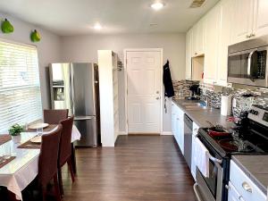 een keuken met een koelkast en een tafel met stoelen bij My Castle in San Marcos in San Marcos