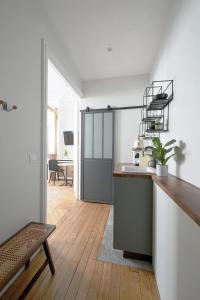 cocina con paredes blancas y encimera con mesa en Studio Quartier Champs Elysées 1 en París
