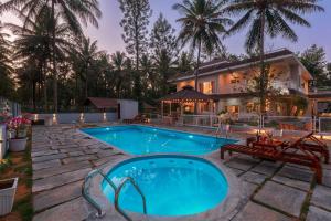 een zwembad voor een huis bij StayVista at Bask In The Greens Coorg with Private Pool - Pet Friendly - Comp Breakfast in Madikeri
