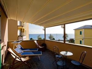 balcone con sedie, tavolo e vista sull'oceano di Albergo La Marina B&B a Deiva Marina