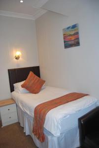 Postel nebo postele na pokoji v ubytování Falls of Lora Hotel
