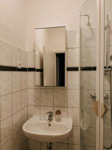 a bathroom with a sink and a shower at Gemütliche 93m² Wohlfühlfläche mit Ausblick zum Weltkulturerbe! in Essen