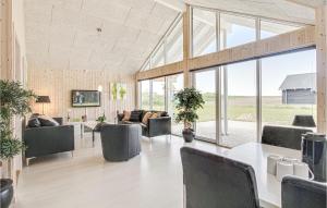 ボーゲンセにあるAwesome Home In Bogense With 6 Bedrooms, Wifi And Indoor Swimming Poolのリビングルーム(テーブル、椅子付)