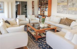 een woonkamer met witte banken en een salontafel bij Awesome Home In Huskvarna With House Sea View in Huskvarna