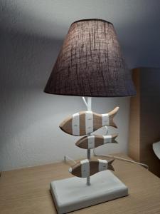 una luce seduta sopra un tavolo con una lampada di Home & Sea Villasimius a Villasimius
