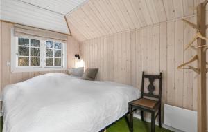 - une chambre avec un lit blanc et une fenêtre dans l'établissement Beautiful Home In Aakirkeby With Kitchen, à Åkirkeby