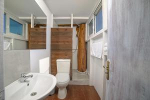 a bathroom with a white toilet and a sink at Green Leaf in Vanáton