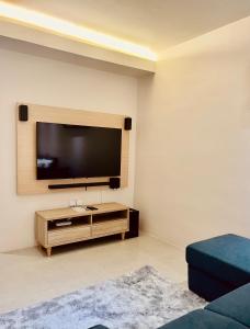 sala de estar con TV de pantalla plana en la pared en Studio Type - Matina Enclaves Residences en Dávao