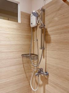 una ducha en la esquina de una habitación en Studio Type - Matina Enclaves Residences en Dávao