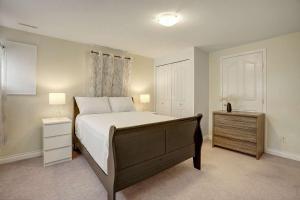 Llit o llits en una habitació de Beautiful 3-bedroom Suite on 1 Acre