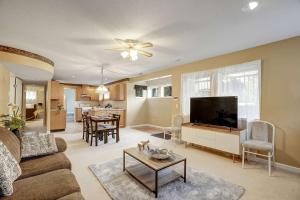 uma sala de estar com um sofá e uma televisão de ecrã plano em Beautiful 3-bedroom Suite on 1 Acre em Maple Ridge