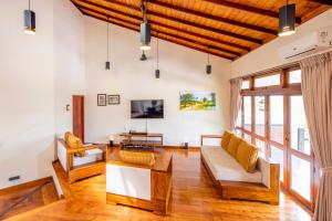 ein Wohnzimmer mit einem Sofa und einem Tisch in der Unterkunft Kalugal Nivasa in Colombo