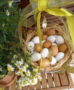 ein Korb Eier auf einem Tisch mit Blumen in der Unterkunft Venetian Hill House in Áyios Dhimítrios