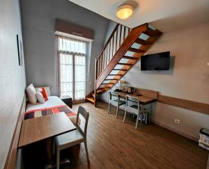 um quarto de hotel com uma cama e uma escada em Adagio Access Lyon Centre Université em Lyon