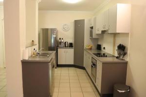 Een keuken of kitchenette bij Clifton Beach Retreat - 2 bed 2 bath apartment