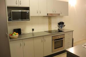 Een keuken of kitchenette bij Clifton Beach Retreat - 2 bed 2 bath apartment